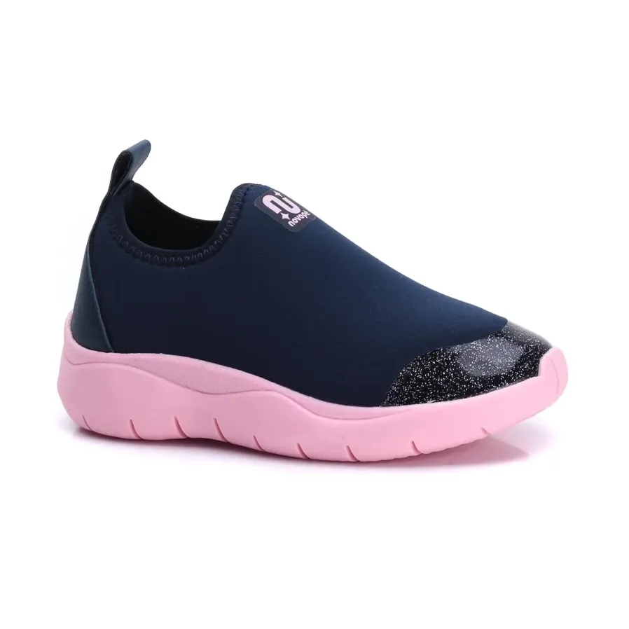 Tênis infantil slip on azul marinho com rosa, detalhe do solado rosa e parte superior texturizada